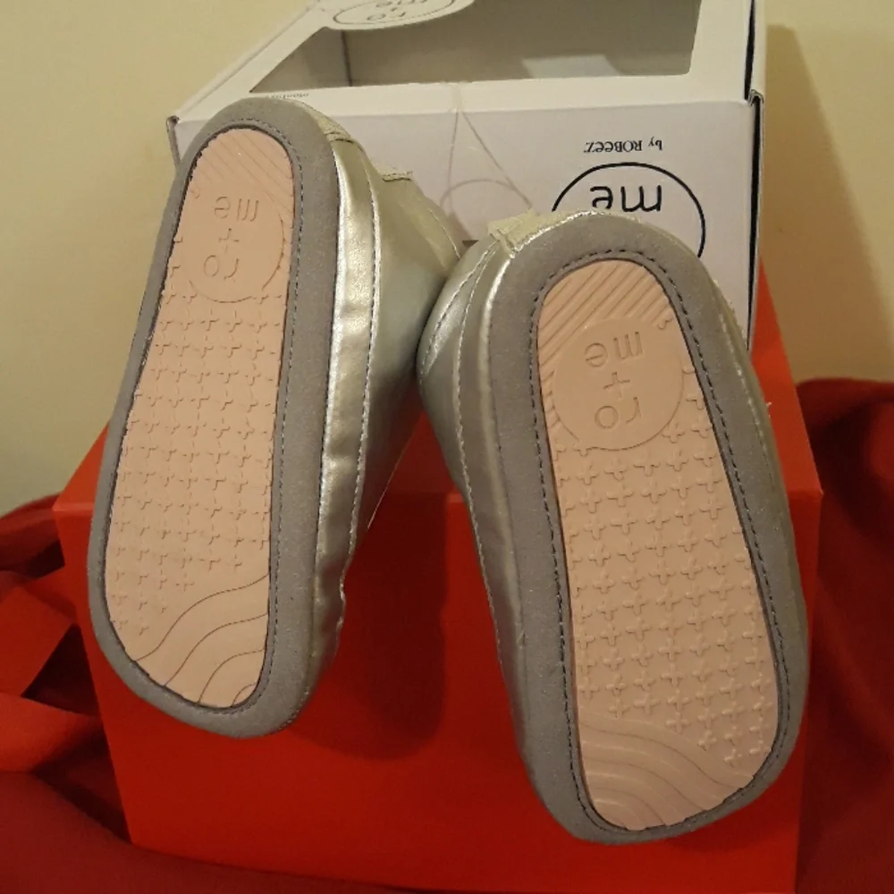 NEW ROBEEZ GIRLS SILVER WITH FLOWERS SHOE